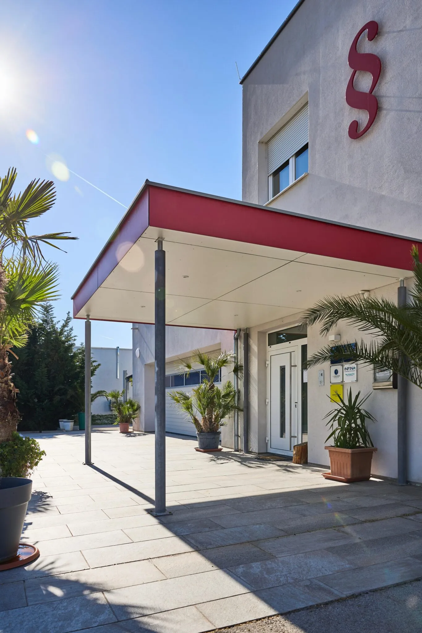Eingang des Bürogebäudes in der Wiener Straße 80, Baden