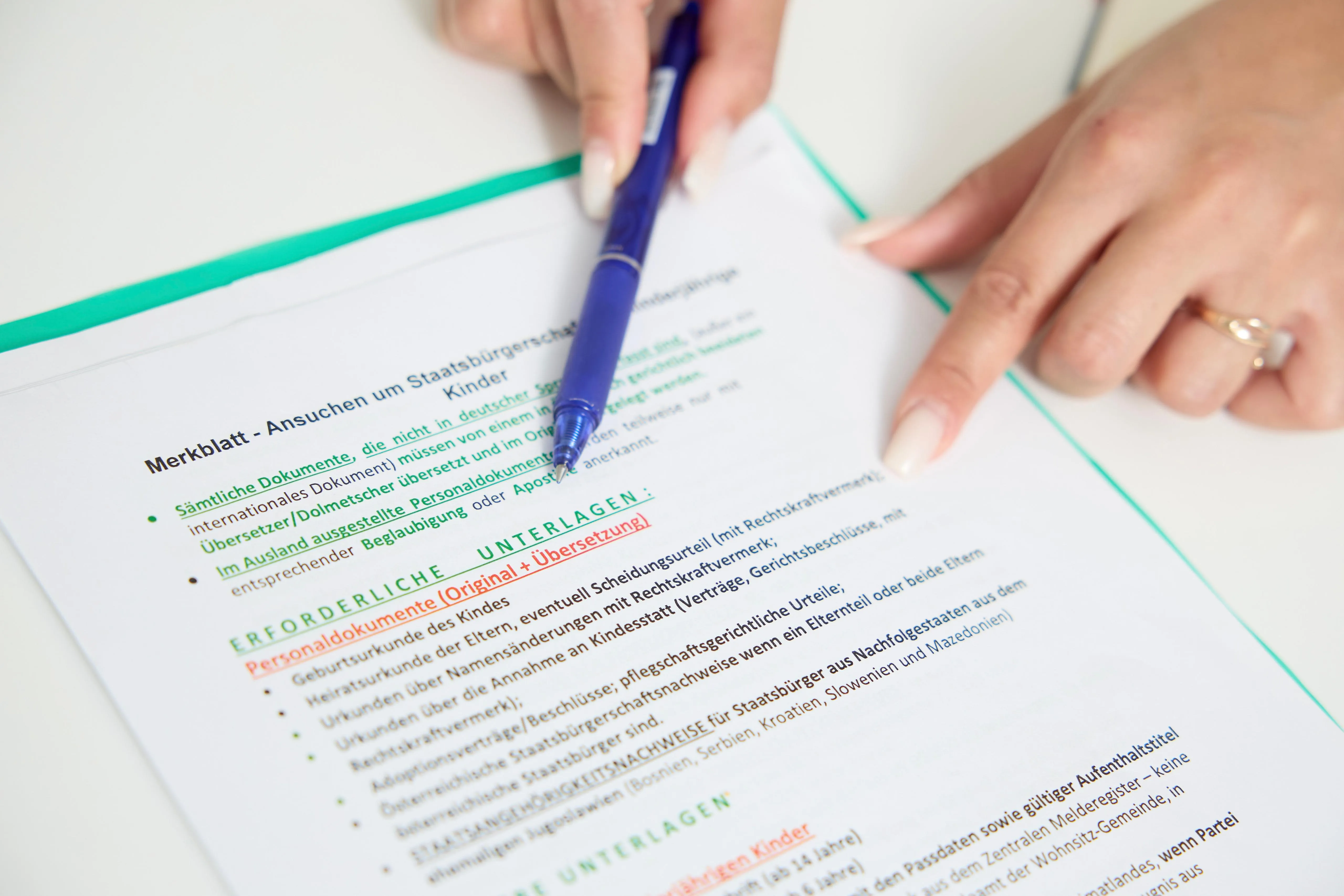 Antragsformular wird gemeinsam mit Kugelschreiber ausgefüllt