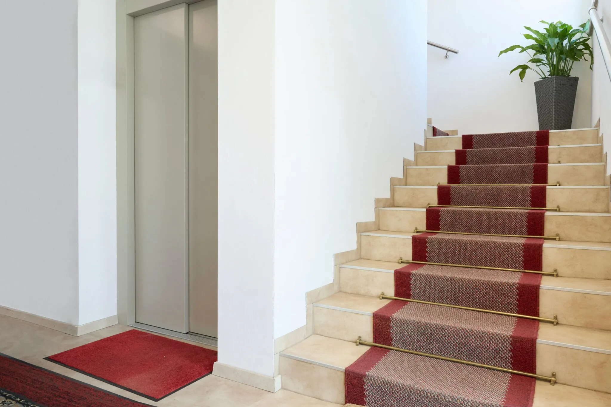 Barrierefreier Zugang mit Lift