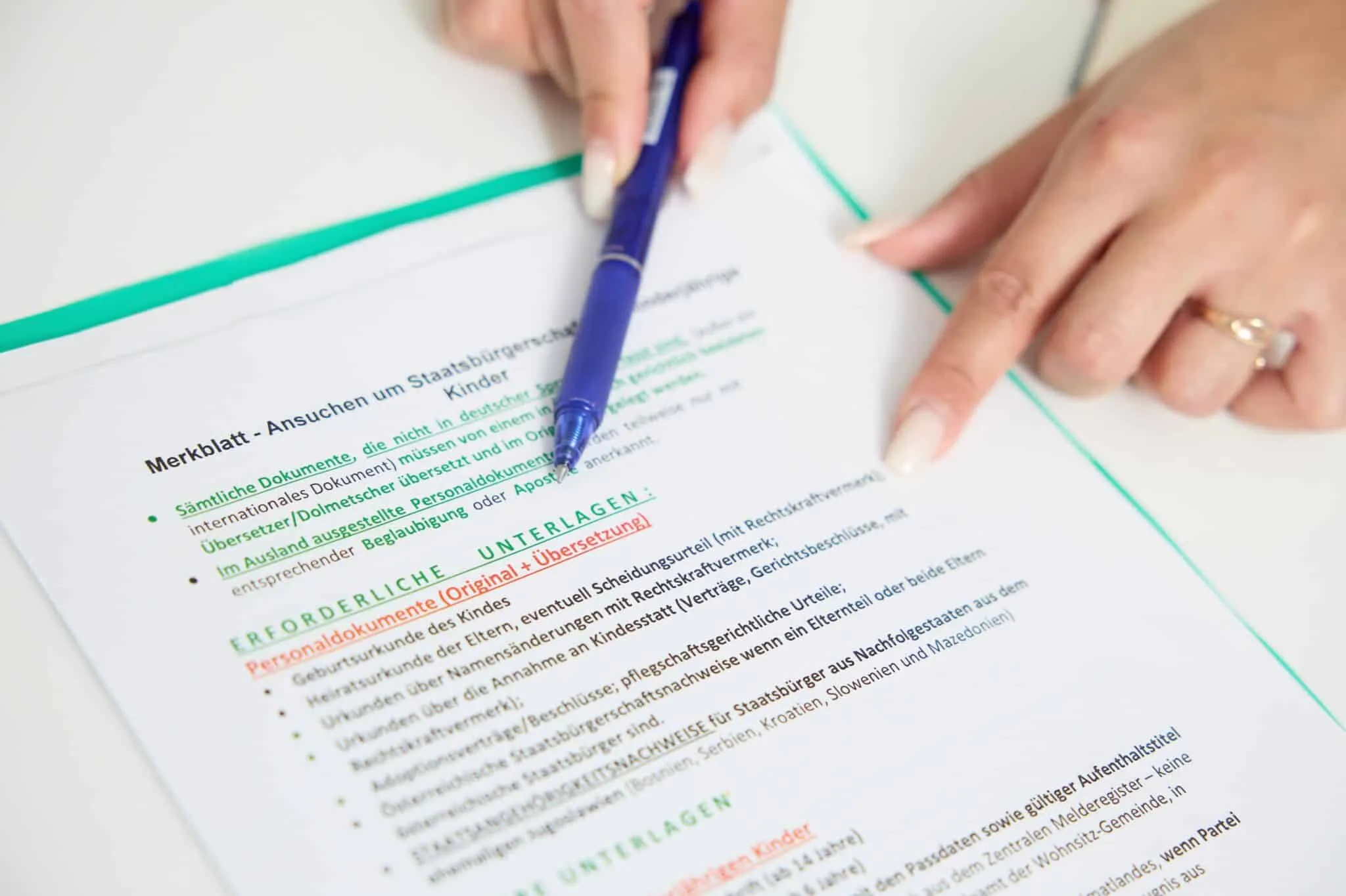 Antragsformular wird gemeinsam mit Kugelschreiber ausgefüllt